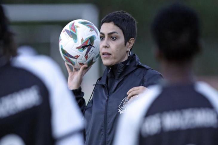 لمياء بومهدي مدربة نادي مازيمبي الكونغولي